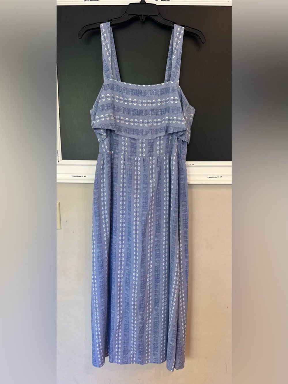 En Crème Chambray Sundress With White Flower Print Sz. L